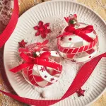 Lot de 12 boules de no�l en verre (d80 mm) s�lden rouge et blanc