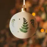 Lot de 6 boules de no�l en verre (d80 mm) d�licatesse blanc laine et vert paillet�