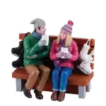Personnages lemax chocolat chaud sur un banc