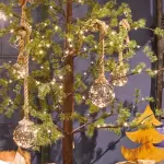 Suspension lumineuse � piles 30 led (d14 cm) boule de no�l ambr�e blanc chaud