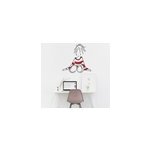 Fille en pull - over assise