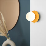 Applique murale globe en verre blanchi ? support m�tal jaune moutarde ? hauteur 20 cm ? diam�tre 18 cm ...