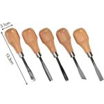 Un ensemble d'outils � main : ciseaux � bois, cuill�res, bols, tour � bois, outils de bricolage