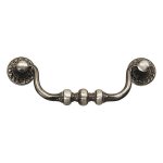Poigne tombante zamac avec rosaces - hauteur : 50 mm - entraxe : 110 mm - dcor : vieil argent - largeur ...