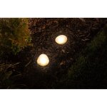 Galet solaire en verre d�poli, une lueur douce comme un caillou chaud, pos� au c?ur du jardin
