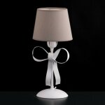 Lampe de chevet en fer laqué blanc shabby avec abat - jour en pvc gris tourterelle Lampe de chevet en fer laqué blanc shabby avec abat - jour en pvc gris tourterelle