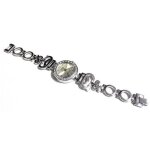 Une montre de poignet pour femme avec un cadran