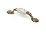 Poign�e pour meuble style classique en porcelaine finition fleur blanche distance entre pointes : 96 ...