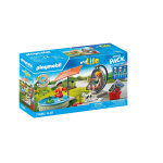 Maman et enfant avec fauteuil suspendu