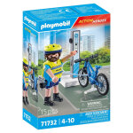 Policier cycliste avec borne de recharge Policier cycliste avec borne de recharge