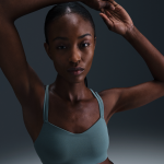 Brassi�re de sport rembourr�e � maintien l�ger nike zenvy strappy pour femme - bleu