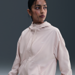 Veste à capuche ample avec protection uv nike classic wovens pour femme - rose Veste à capuche ample avec protection uv nike classic wovens pour femme - rose