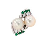 Bague perles, diamants 0. 15 carat et meraudes 0. 18 carat or blanc 8. 41g