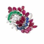 Bague saphirs, rubis, �meraudes et diamants or blanc 17. 80g