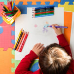 Kids crayons de couleur triangulaires evolution triangle