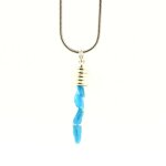 Collier apatite bleu neon brut. modèle tube et spirale. Collier apatite bleu neon brut. modèle tube et spirale.