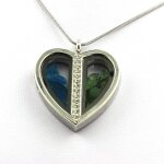 Collier apatite bleu neon + grenat tsavorite brut. mod�le coeur. .