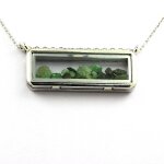 Collier grenat tsavorite brut. modle rectangle.