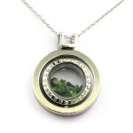 Collier grenat tsavorite brut. modèle sablier sphérique. Collier grenat tsavorite brut. modèle sablier sphérique.
