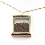Collier rubis brut. modle carr. couleur or rose.