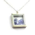 Collier tanzanite brut. mod�le carr�. couleur argent.