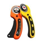 Cutter rotatif 45 mm avec lames remplaçables pour la couture de tissus - ergonomique, tranchant, sécurisé, ... Cutter rotatif 45 mm avec lames remplaçables pour la couture de tissus - ergonomique, tranchant, sécurisé, ...