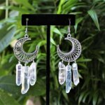 Goth witchy - boucle d'oreille en pierre de quartz arc - en - ciel, croissant de lune, cristal de gurison ...