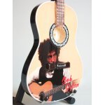 Guitare miniature de style acoustique bob dylan jouant de la guitare Guitare miniature de style acoustique bob dylan jouant de la guitare