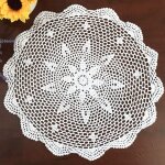 Napperons ronds en coton et dentelle faits a la main au crochet