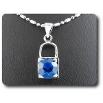 Pendentif saphir bleu 1x8 mm plaqué or blanc 18 k. Pendentif saphir bleu 1x8 mm plaqué or blanc 18 k.