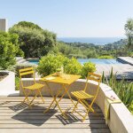 Ensemble table de jardin pliante carrée + 2 chaises greensboro jaune moutarde places - acier traité époxy, ... Ensemble table de jardin pliante carrée + 2 chaises greensboro jaune moutarde places - acier traité époxy, ...