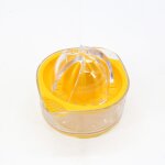 Presse agrume en plastique jaune