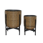 Lot de 2 cache - pots en polyrotin brun clair rond sur pieds - jardideco Lot de 2 cache - pots en polyrotin brun clair rond sur pieds - jardideco