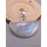 Bijou pendentif en pierre de lune bleue semi - oval Bijou pendentif en pierre de lune bleue semi - oval