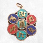 Bijou tibtain pendentif kalachakra et mantra fond rouge
