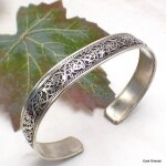 Bracelet tibtain cisel en mtal blanc
