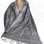 Chle gris mtallique en soie naturelle