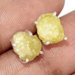Clous d'oreilles en brucite brute Clous d'oreilles en brucite brute