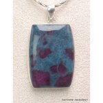 Gros pendentif en rubis sur cyanite rectangulaire
