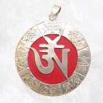 Pendentif tibtain om sur fond rouge
