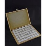 Ricestone 5b) coffret de gemmologie avec 54x boites carrées tout plastique. Ricestone 5b) coffret de gemmologie avec 54x boites carrées tout plastique.