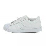 Baskets enfant en cuir blanc clair.