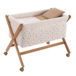 Berceau � pieds crois�s en bois de h�tre avec roulettes et matelas beige / blanc / camel