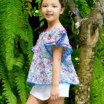 Blouse �t� fleurie et manches papillons butterfly violet bleu