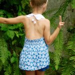 Blouse fleurie Été col forme pétales tulipe bleu roi blanc Blouse fleurie Été col forme pétales tulipe bleu roi blanc