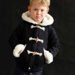 Blouson gar�on noir � capuche doubl� imitation mouton jude noir