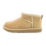 Boots enfant en daim beige clair.