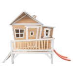 Cabane asym�trique en bois sur pilotis avec toboggan rouge