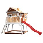 Cabane en bois avec toboggan rouge Cabane en bois avec toboggan rouge