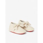 Chaussons 'bow' enfant en cuir vegan blanc cassé avec rouge Chaussons 'bow' enfant en cuir vegan blanc cassé avec rouge